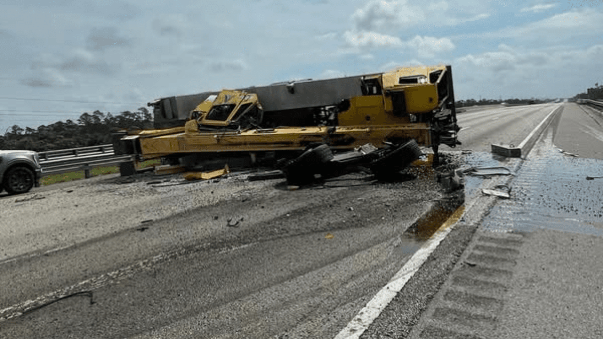 Crane truck and semitrailer crash, closing I-75 SB in Sarasota County north of Kings Highway
