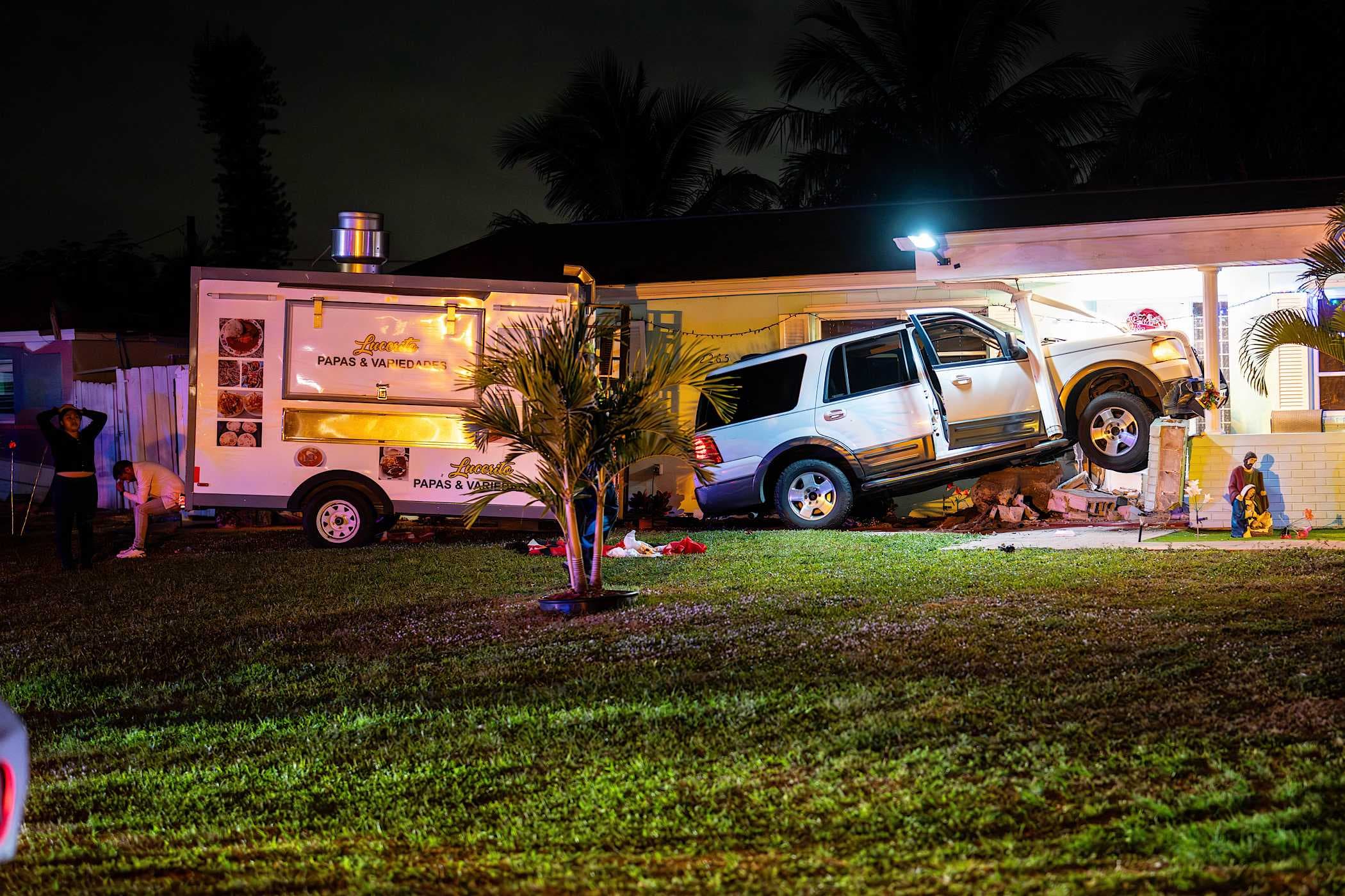 Car crashes into Golden Gate home, Collier County deputies investigate