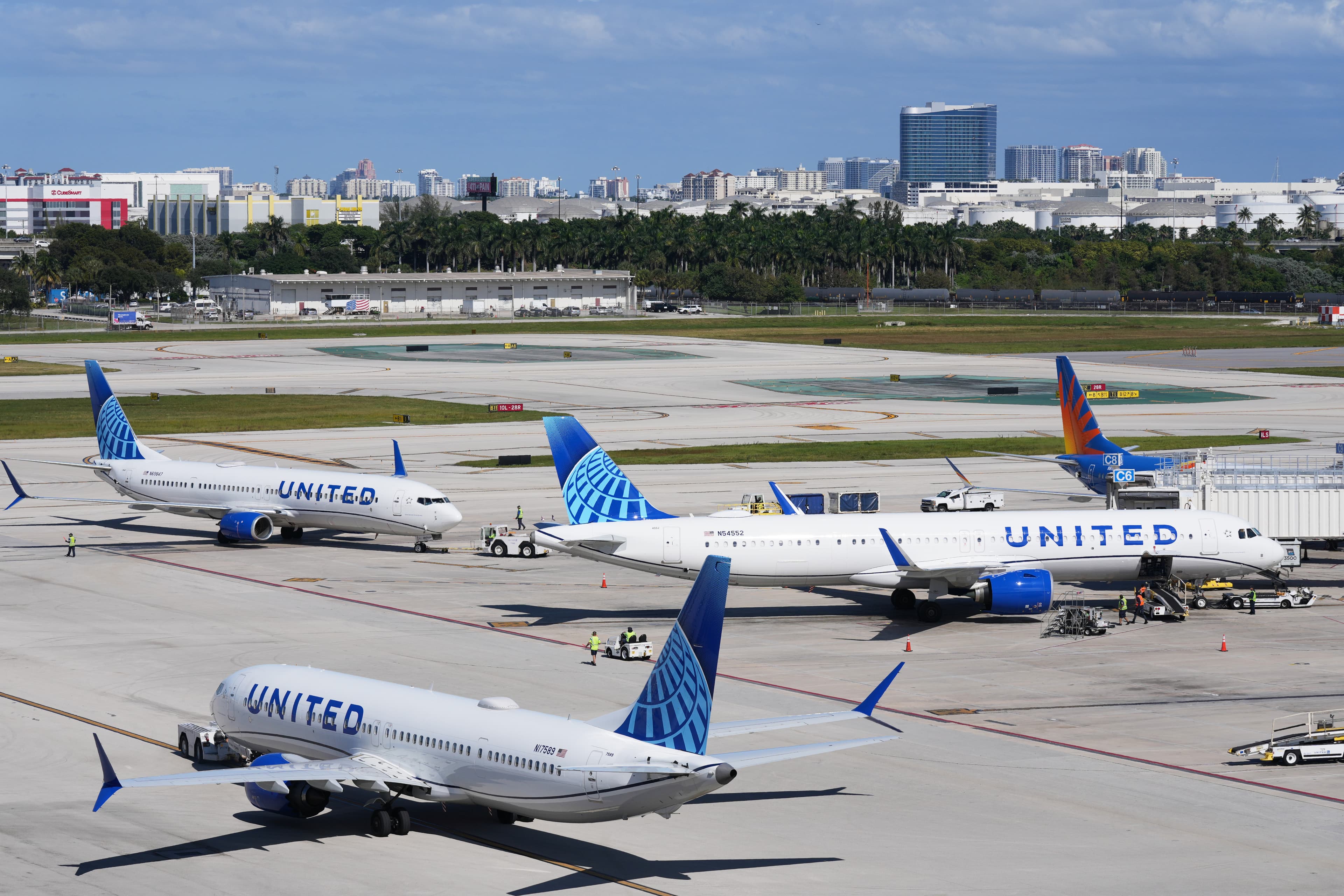 FAA lifts order slashing flights, commercial airlines to resume schedules