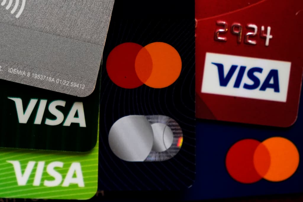 Holiday debt hangover: How to avoid carrying gift purchases into next year