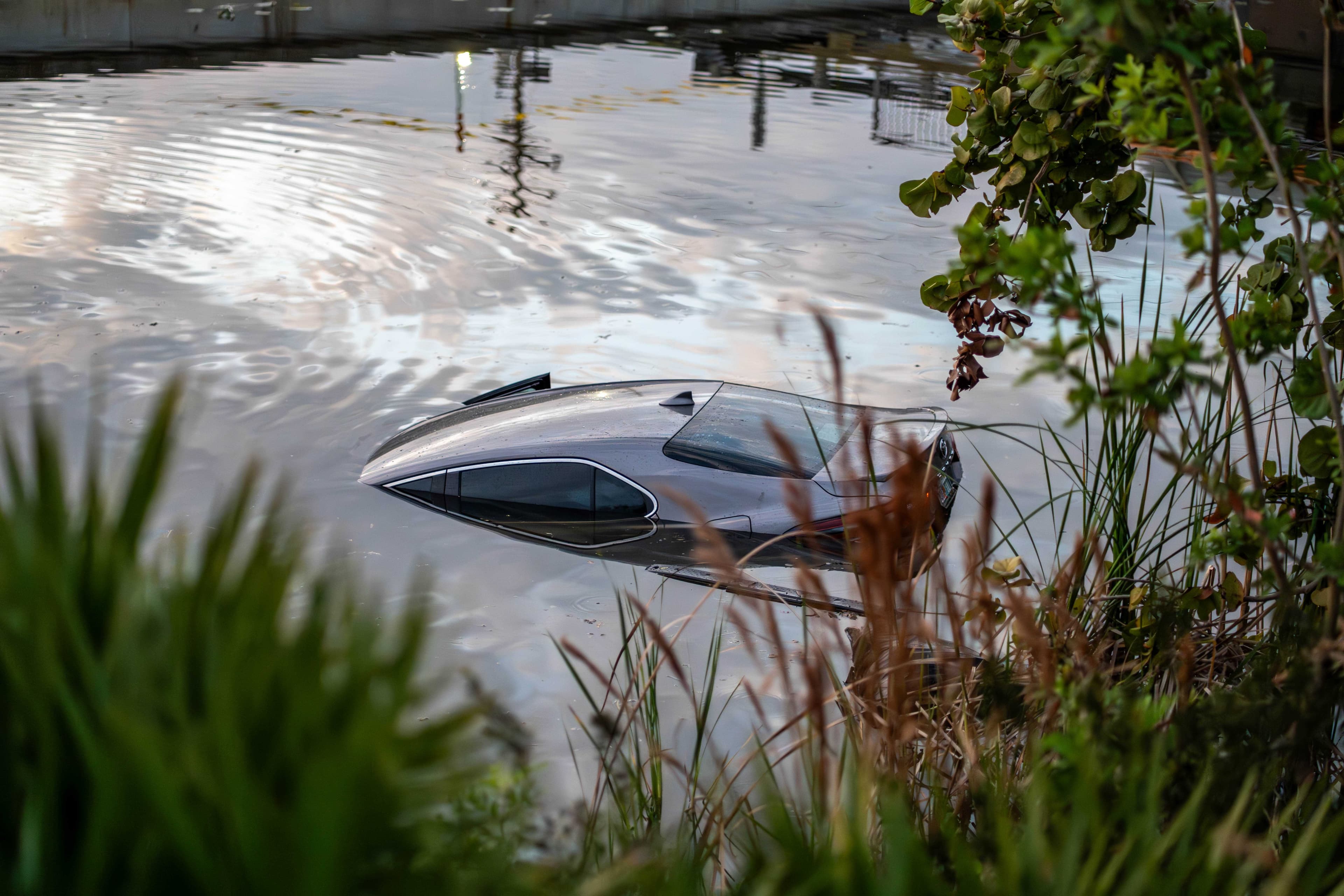 Woman crashes car into Cape Coral canal