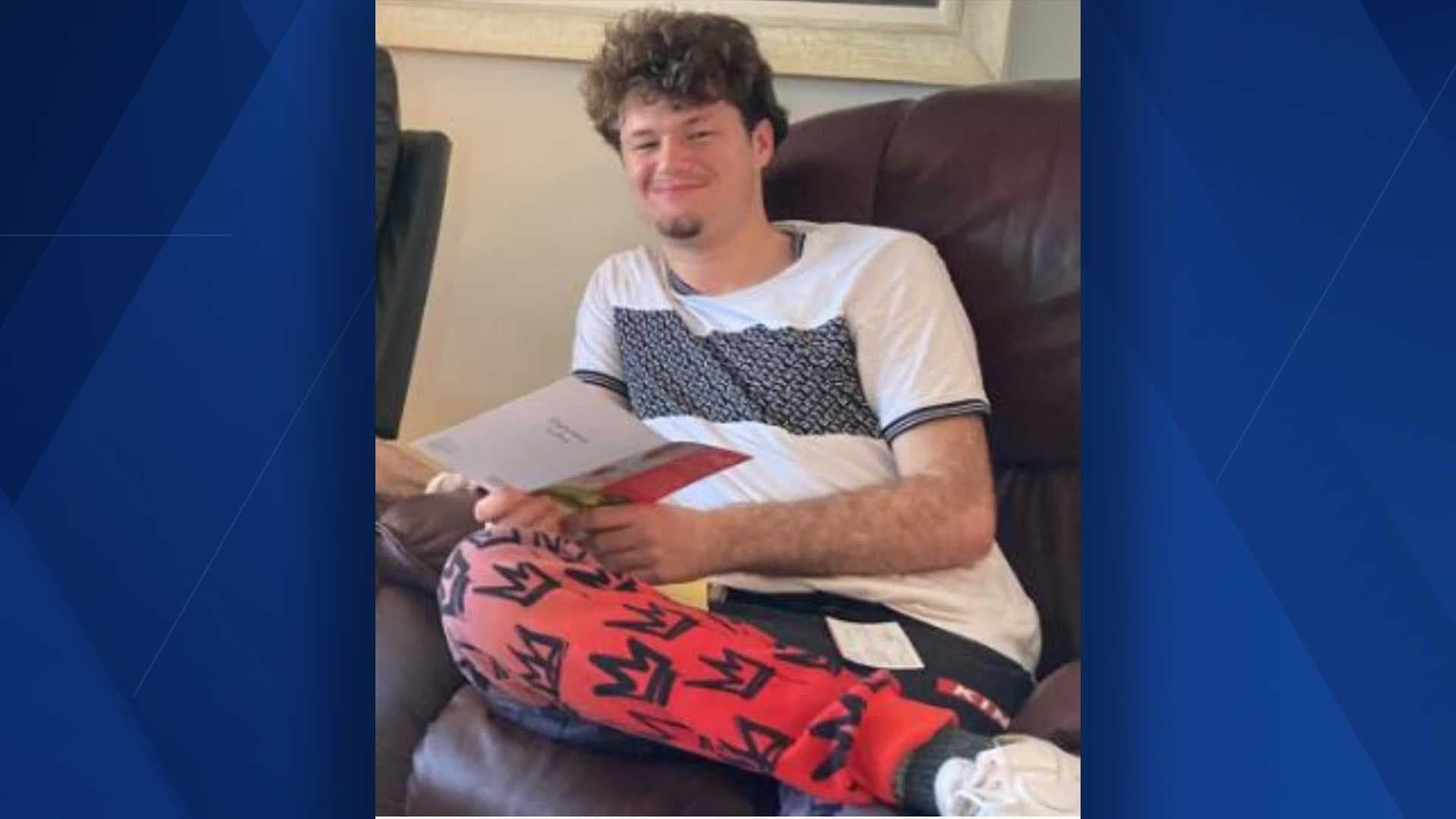 Lee County deputies searching for missing 18-year-old man