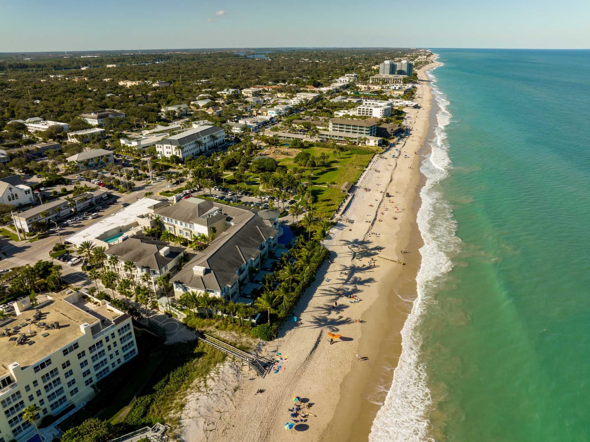 Three people rescued from plane crashed into water at Vero Beach