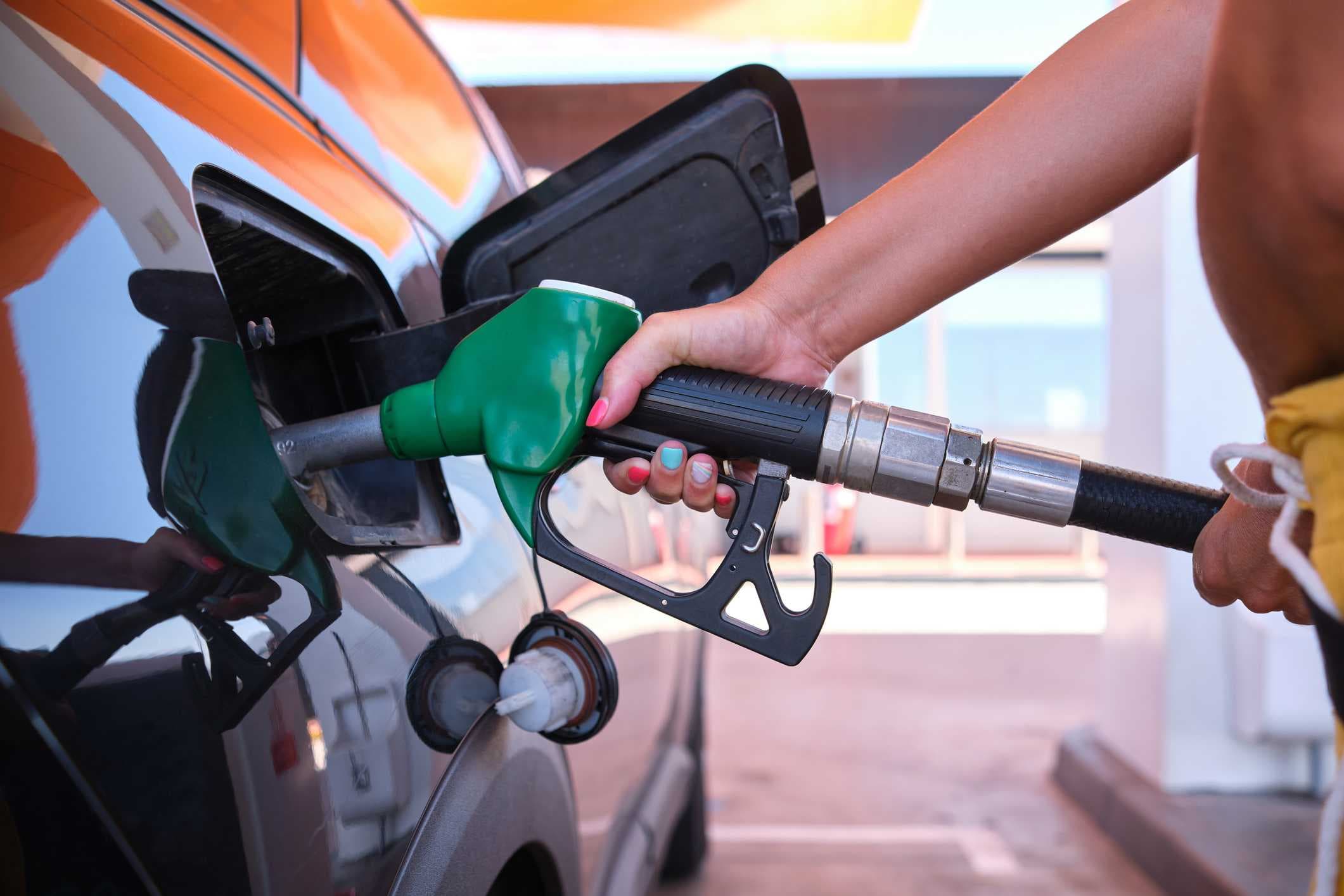 Which gas stations are out of fuel in Lee County?