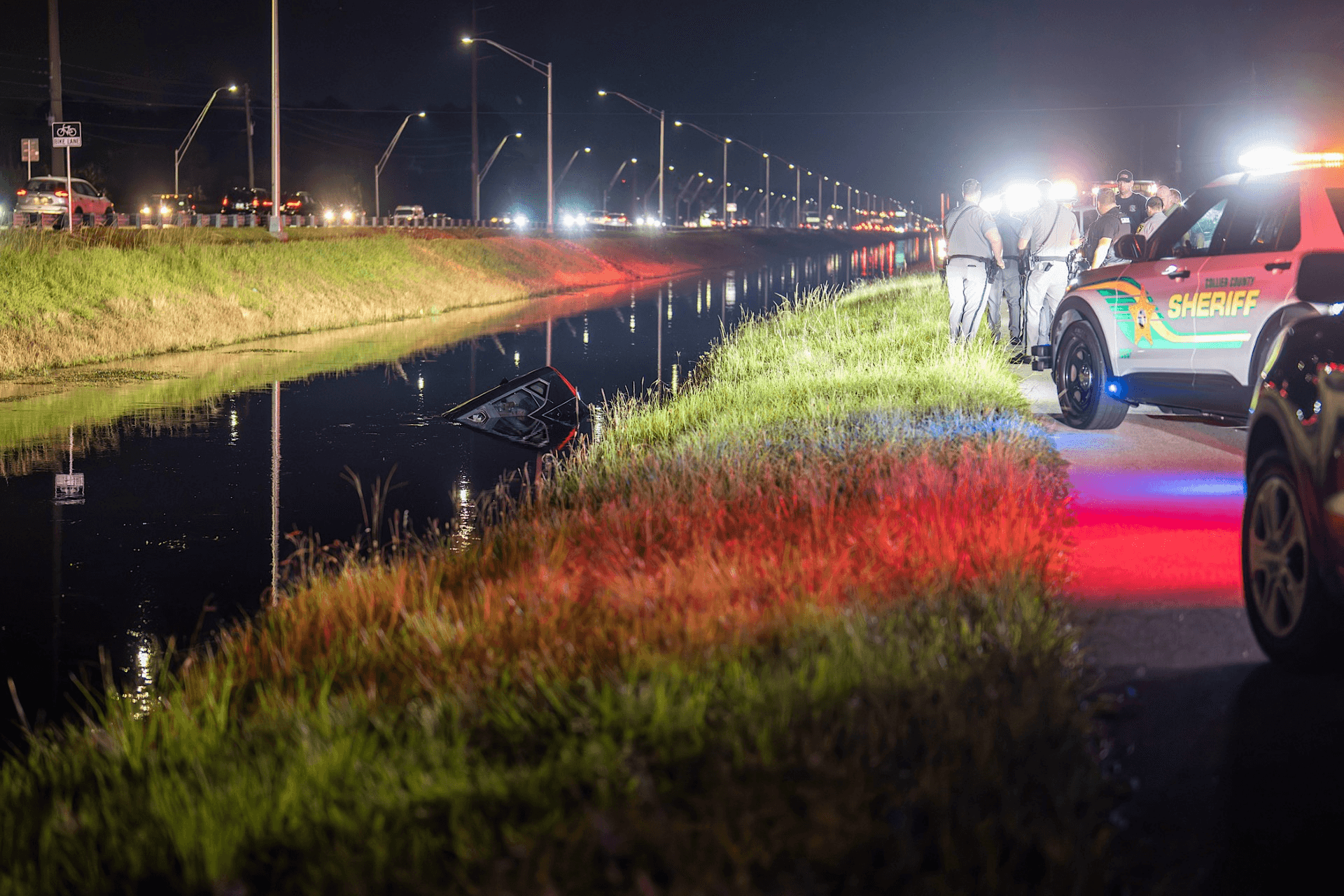 Car crashes into Golden Gate canal