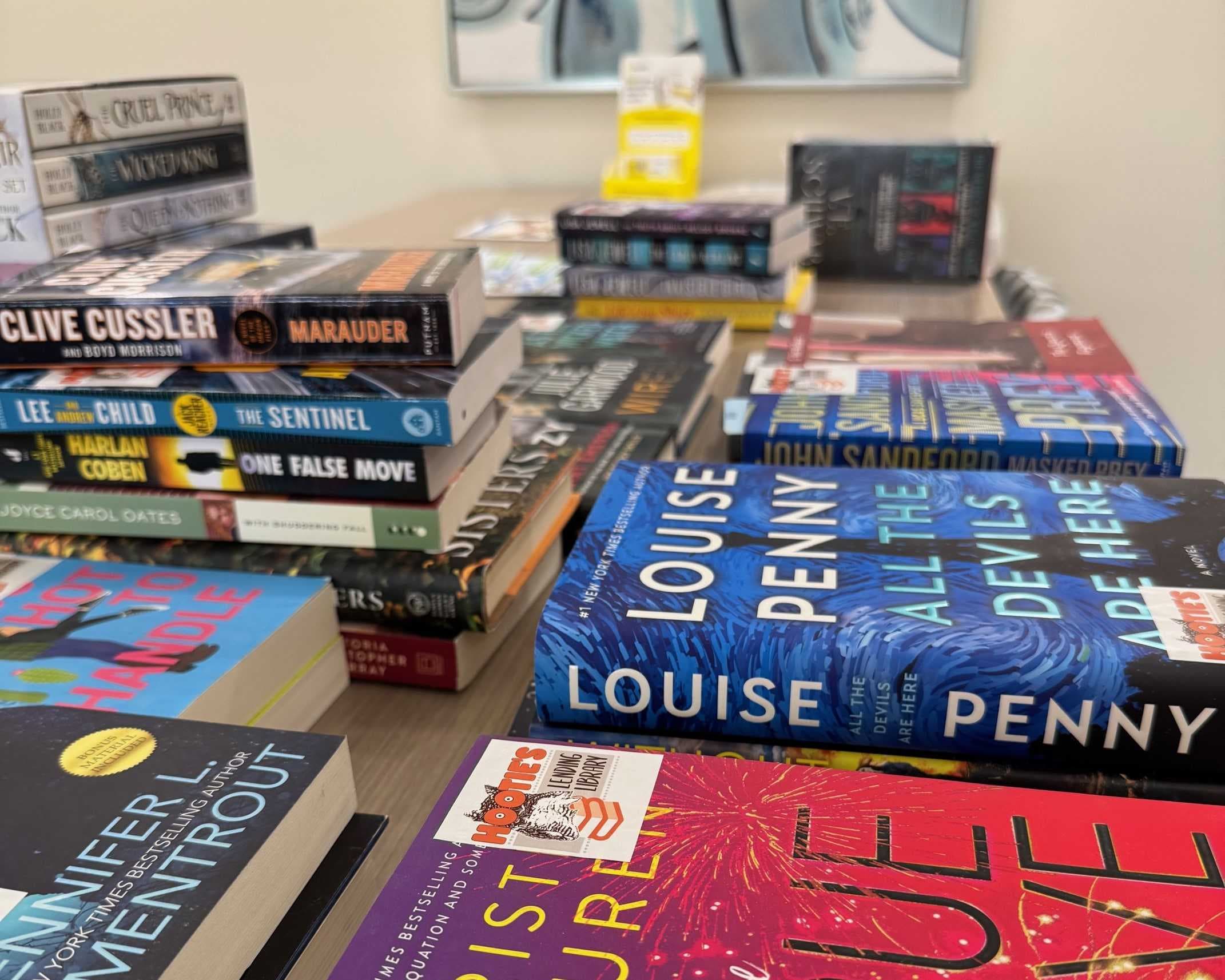 Naples Hooters adds new selection of books to lending library in Bonita Springs