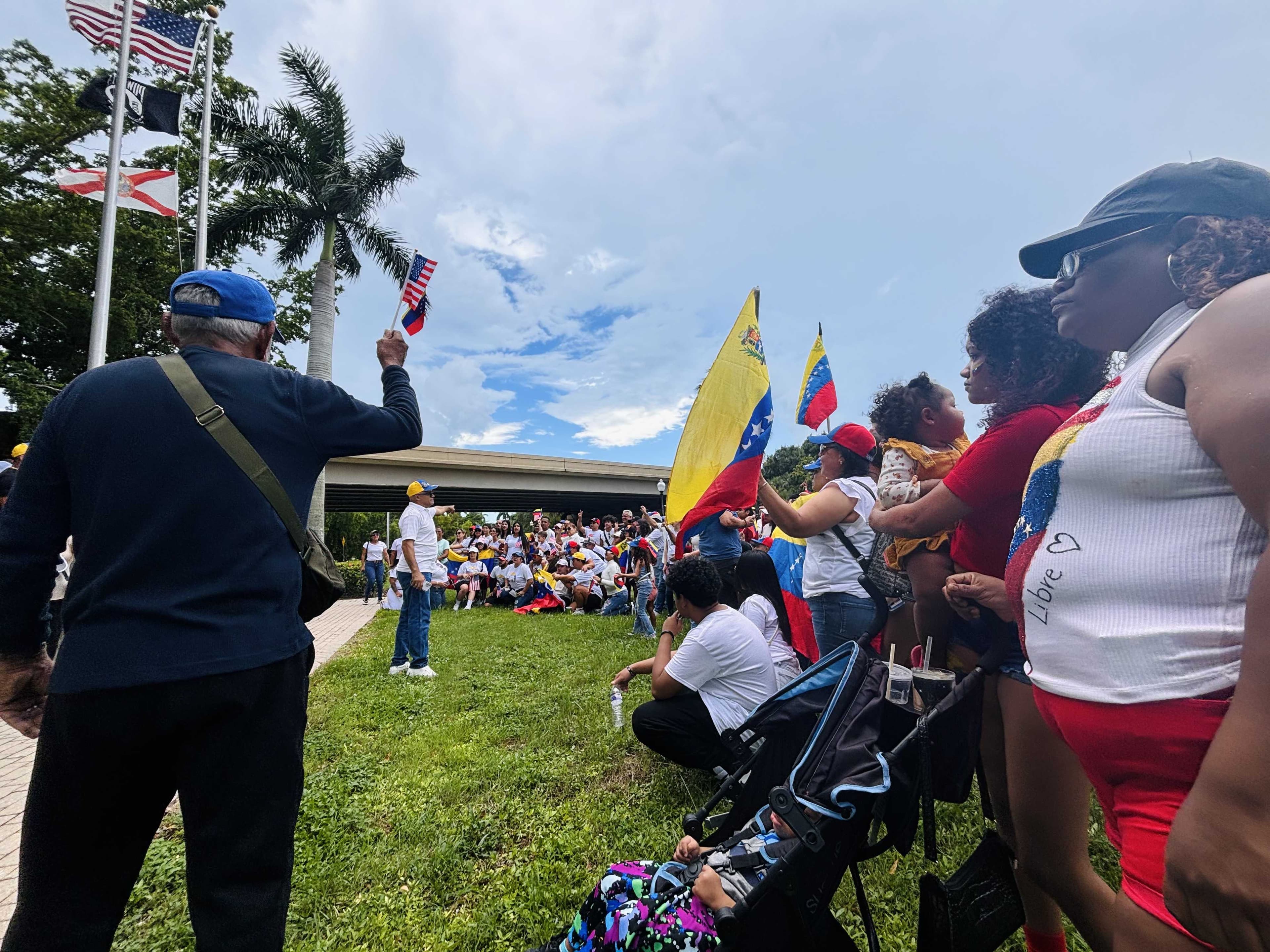 Hundreds gather in Fort Myers in light of Venezuela's presidential election