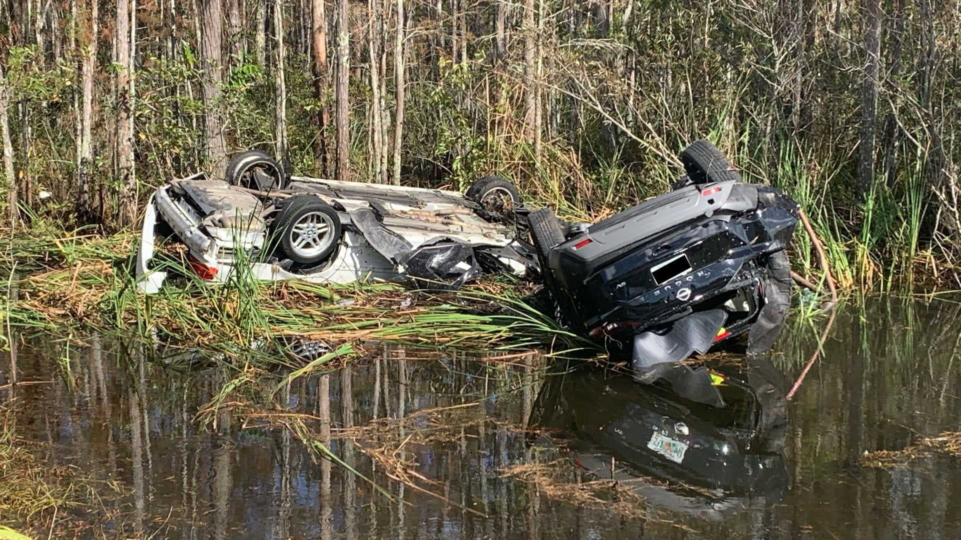 Rollover crash sends 2 cars into water-filled ditch along I-75 in Fort Myers