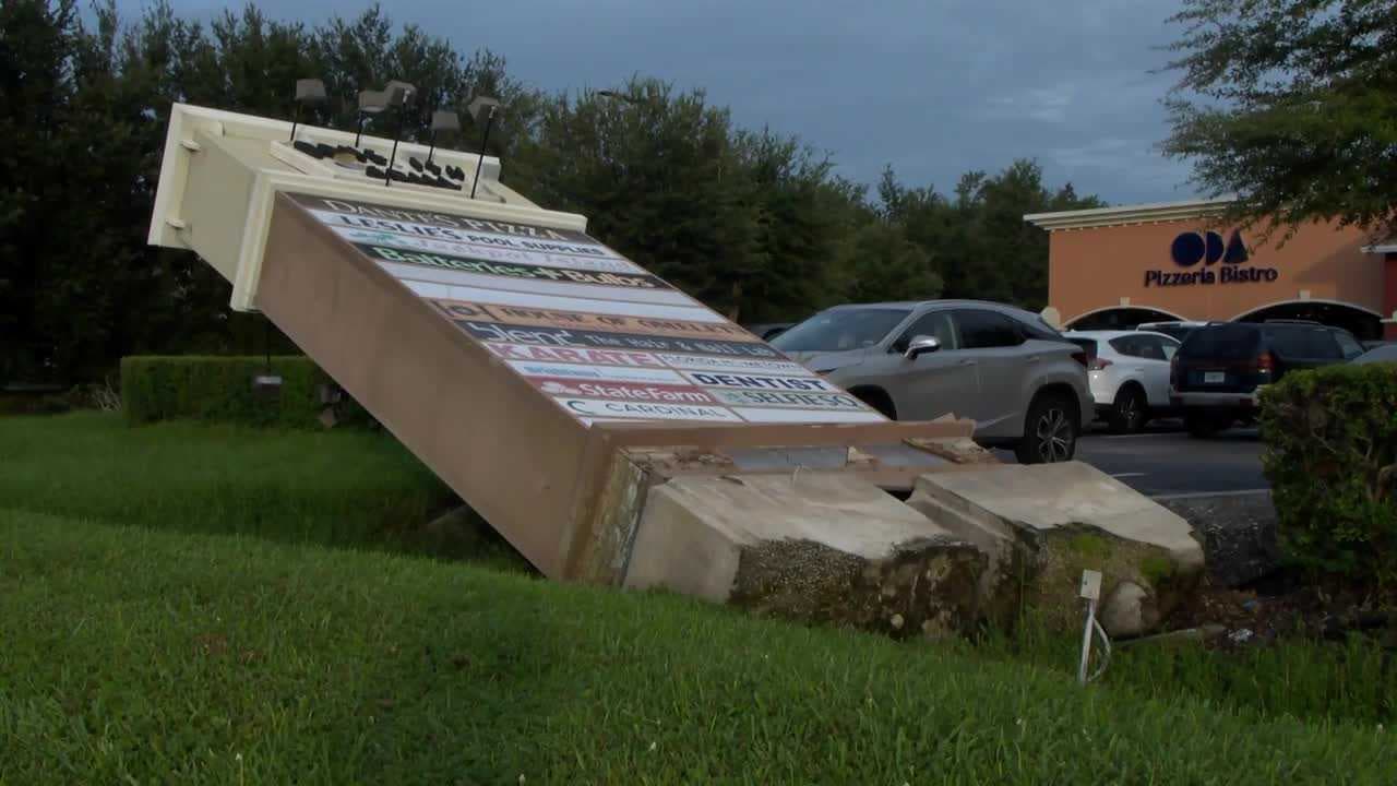 Sign in Cape Coral shopping plaza still down 2 years after Ian