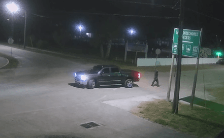 Clewiston police look for thieves who stole trailer in video